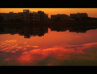 落在水面的云彩.jpg