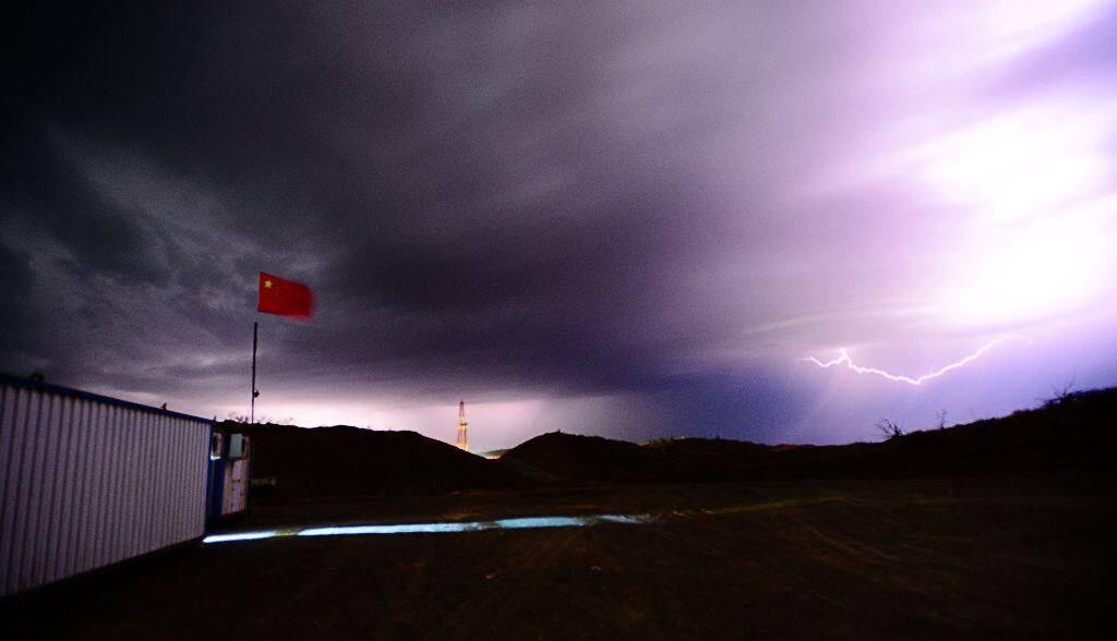 沙漠中的雷雨<br />
晚上出门方便时的景色,第一次用相机捕捉闪电的影像。
