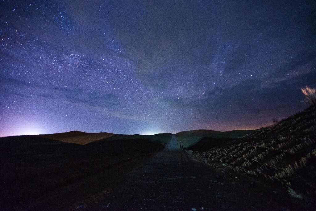 沙漠公路上的星空1<br />
安静的深夜里,别样的星空格外绚丽。
