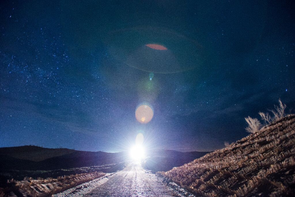 沙漠公路上的星空2<br />
远处开来的一辆送料车给画面增添了别样的美丽。