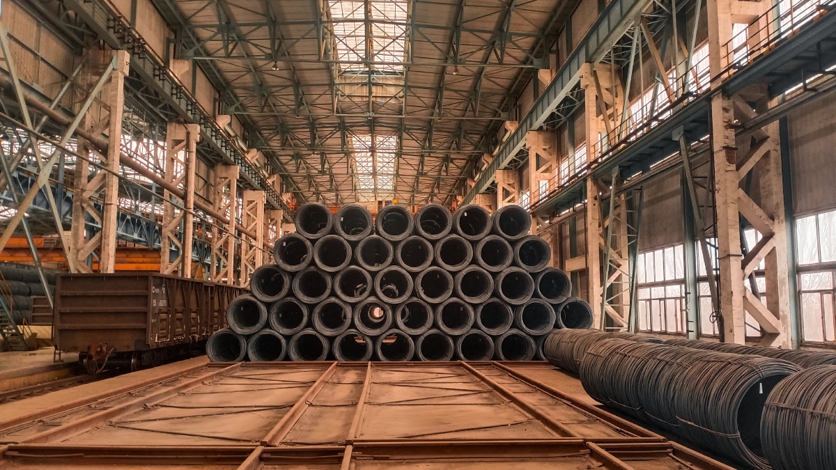 走进包钢厂区一角长材生产车间里的高速线材