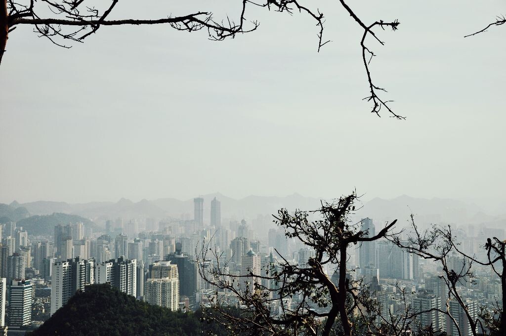 黔灵山上看贵阳<br />
