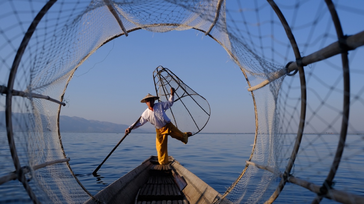 茵莱湖单脚渔夫的这项技能来源于长期在湖面捕鱼积累出来的独特方式