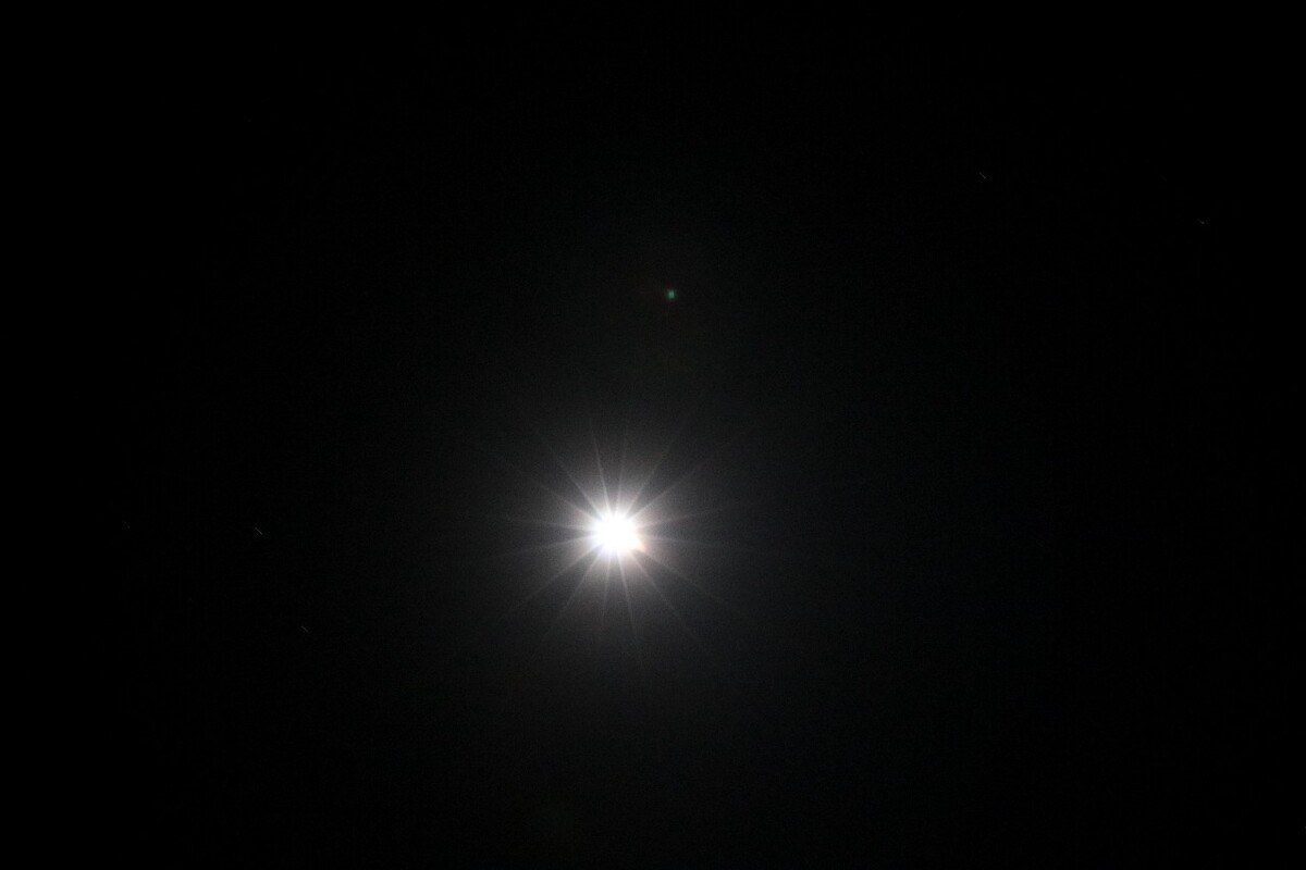 已经飞远的火箭，如同夜空中的新星