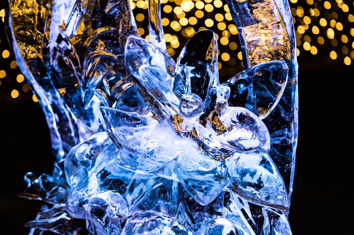 哈尔滨工业大学冰雪节，学生雕刻的冰雕