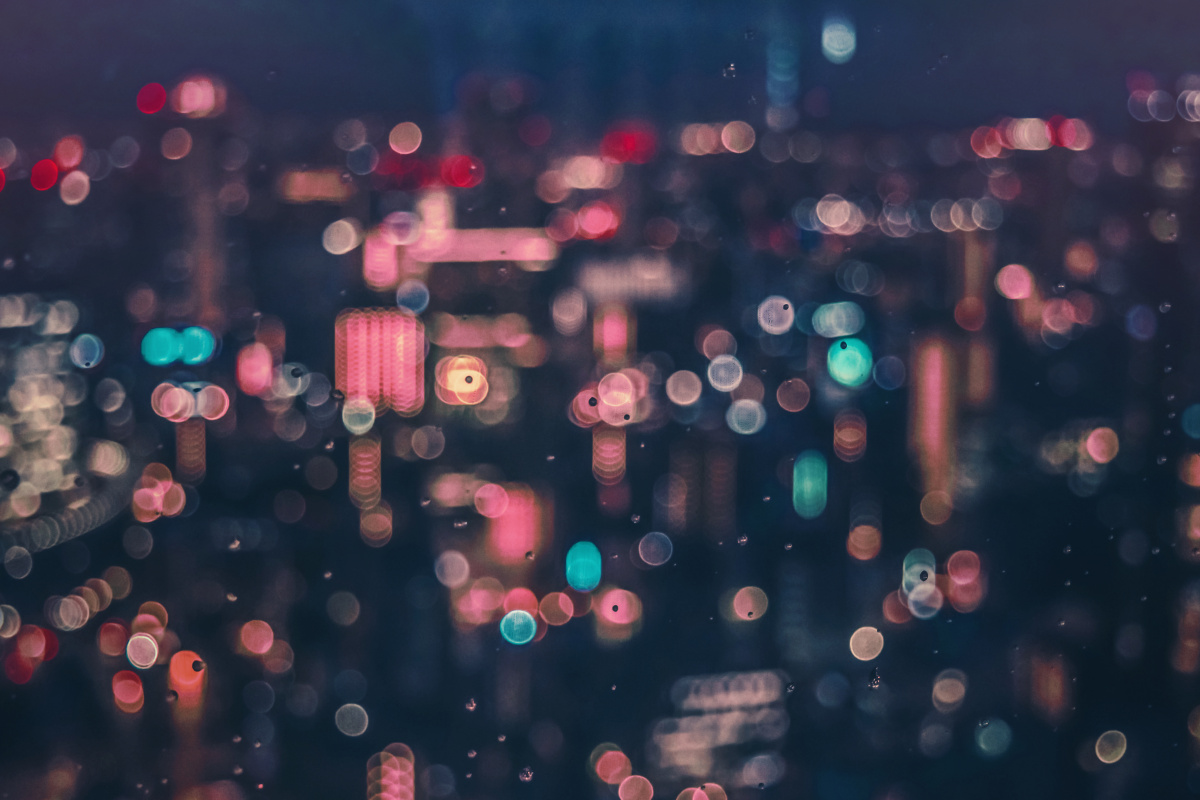 窗外的雨夜灯光加上雨水总是很迷离