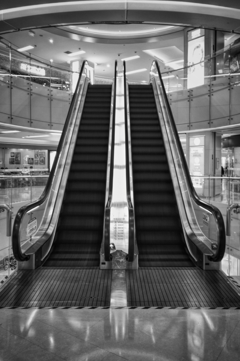 为了拍出电梯动感,把手机快门设到很低,感光度50,然后直接过