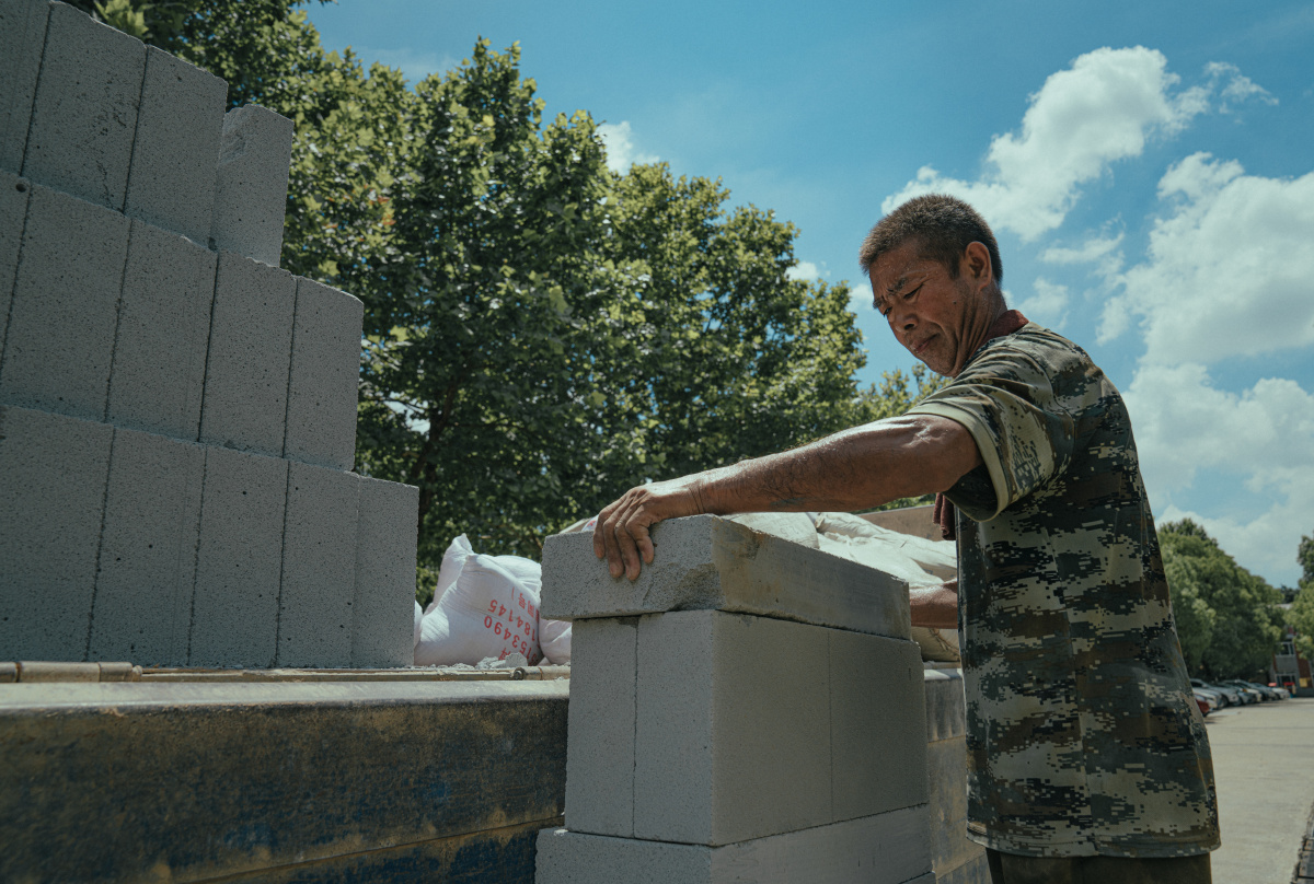 夏日高温下建筑工人搬砖头