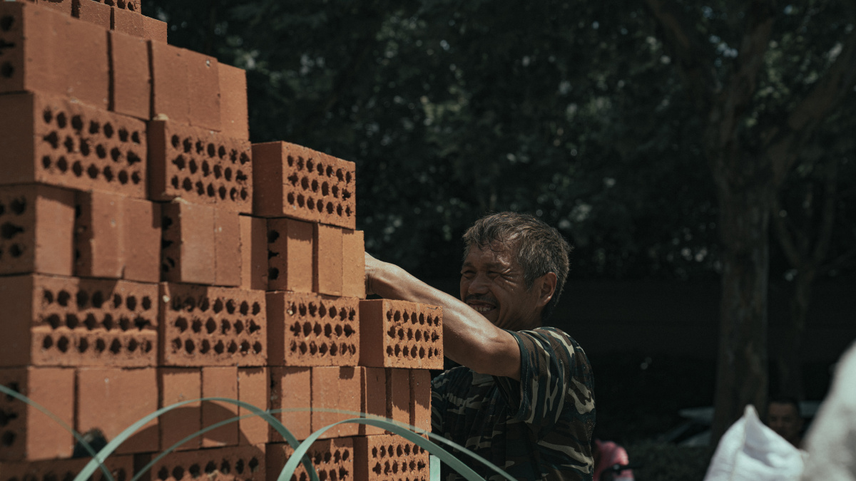 夏日高温下建筑工人搬砖头