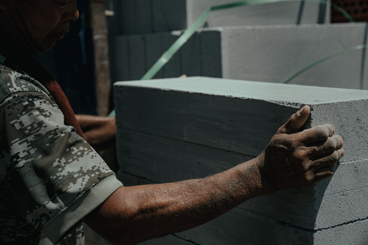 夏日高温下建筑工人搬砖头