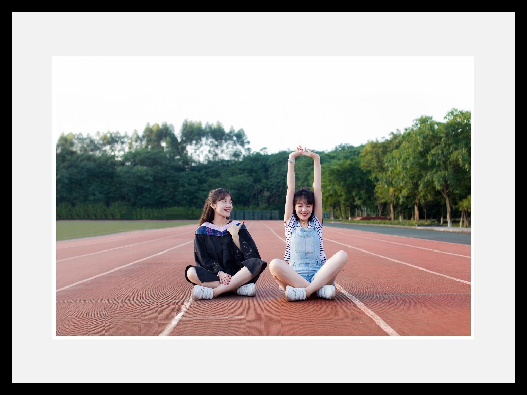 操场总是晚上最热闹,穿梭着情侣和锻炼的同学,