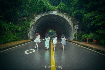 不回头，往前跑