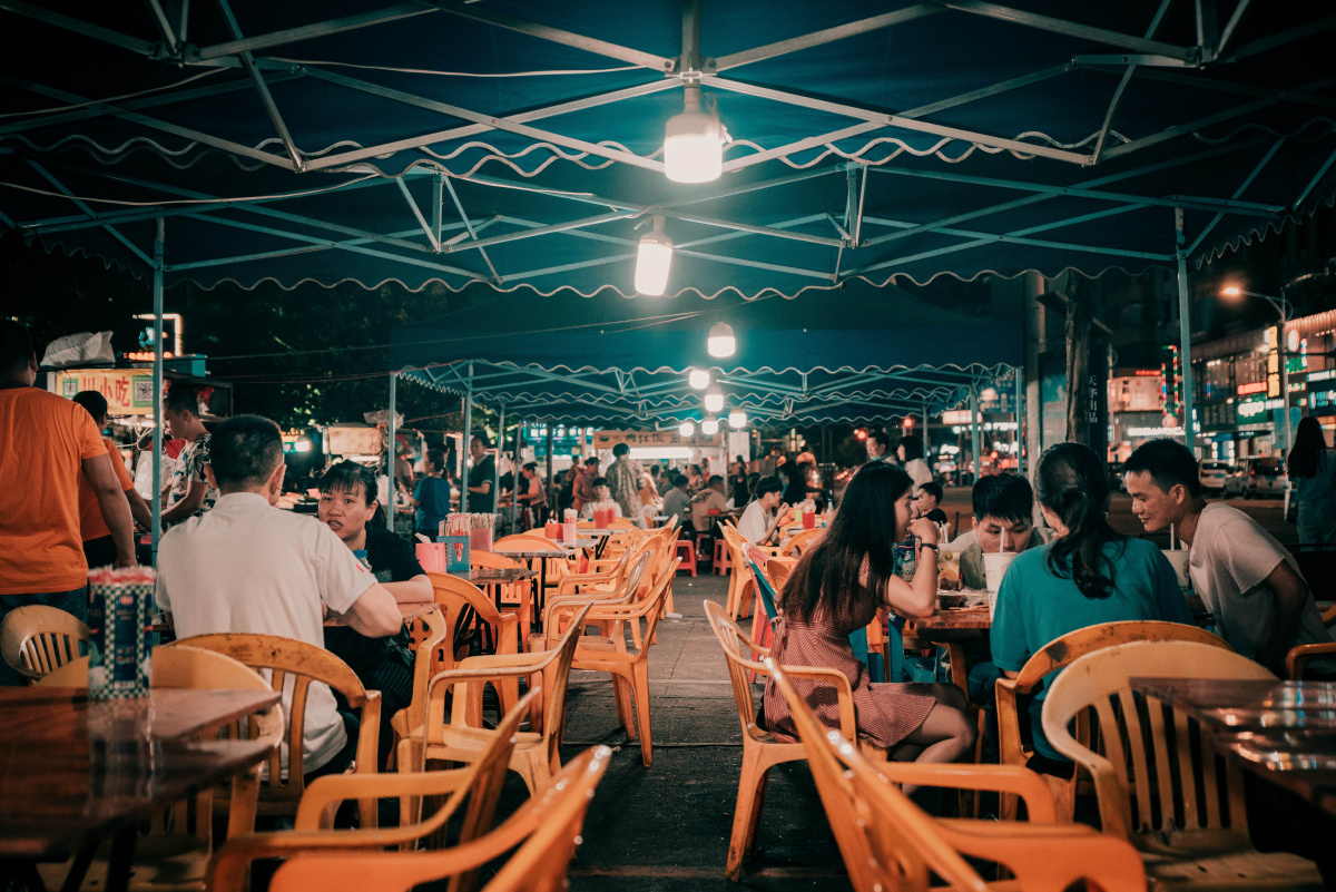 逛逛夜市美食众多遇来往人流见灯光如昼