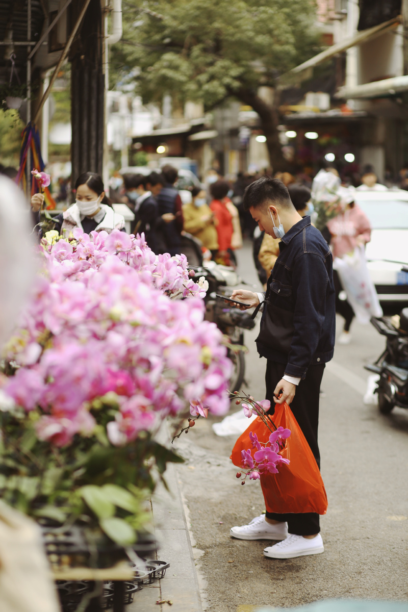 春节买花的人儿