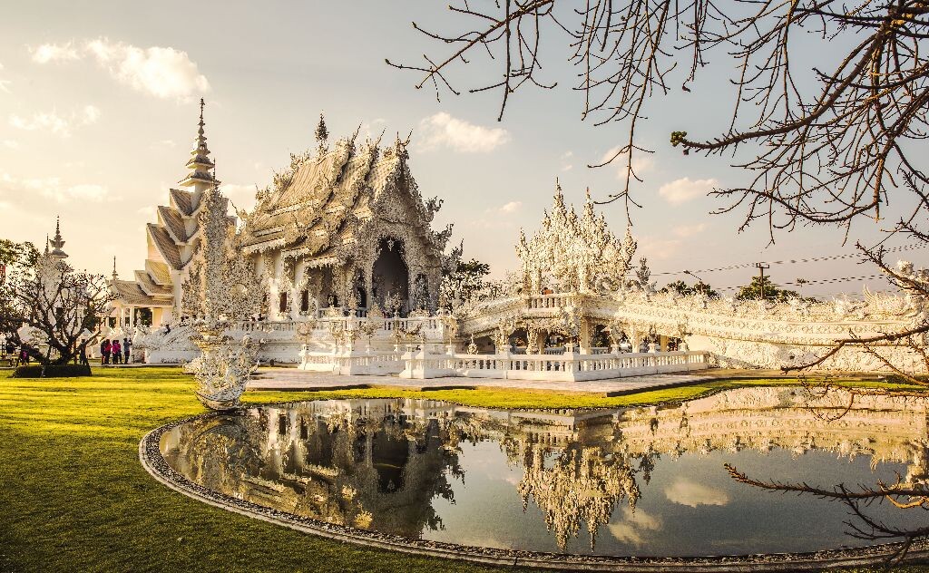 在泰国清莱的白庙（龙昆寺），由画家Chalermchai设计。目前仍在建设中，初见时异常震撼。游览过后临走时夕阳照射在白色庙宇上。
