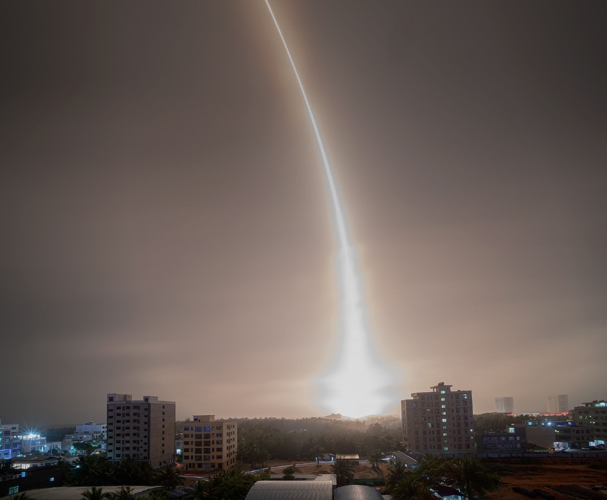 长征七号运载火箭成功发射划出一道美丽的光轨