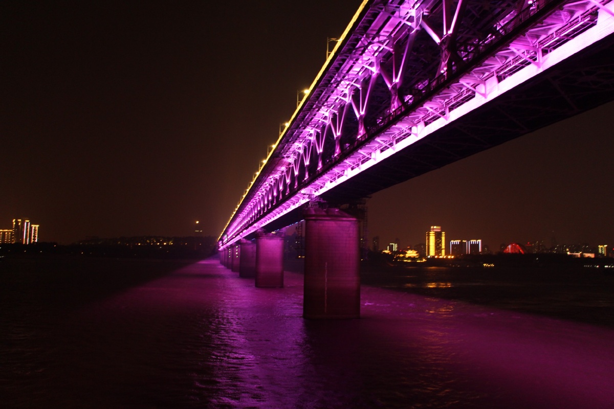 夜晚的长江大桥