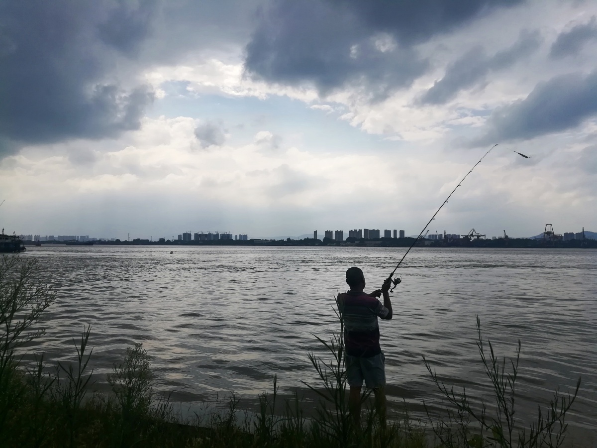 江边垂钓