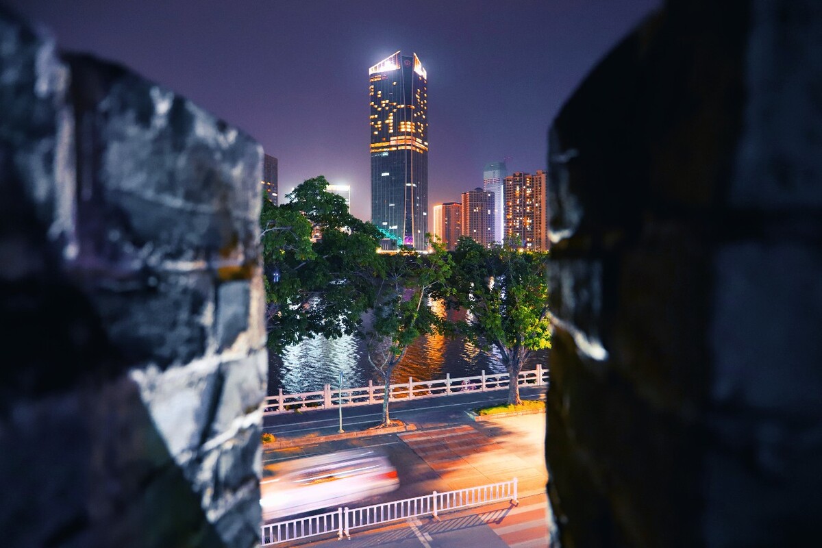 拍摄于惠州朝京门古城楼，以朝京门城墙为前景，引导视线于现代建筑。表达古与今的对比