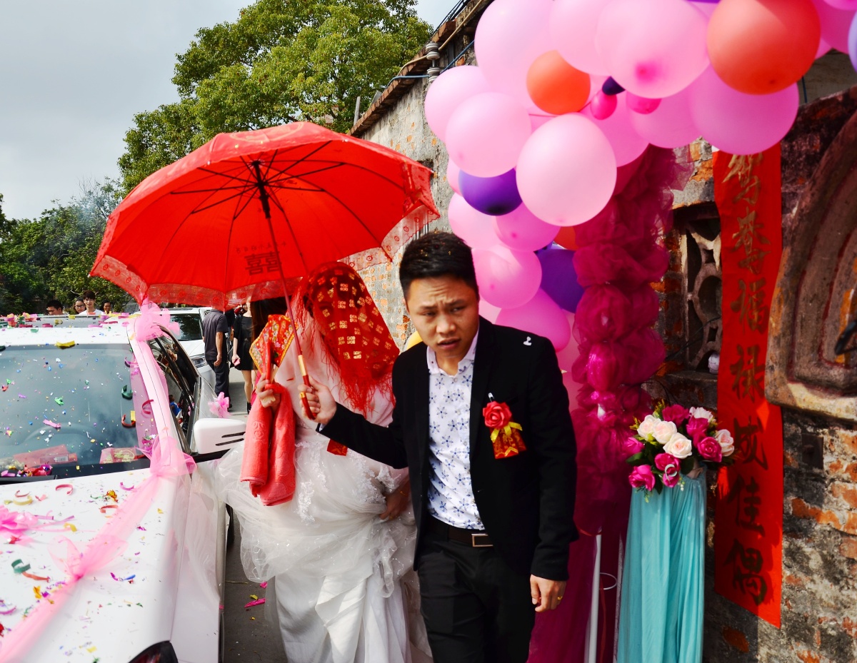 2015年2月26号拍摄于广东省江门市新会区睦洲镇,新郎护送新娘入门.