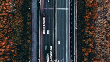 343047