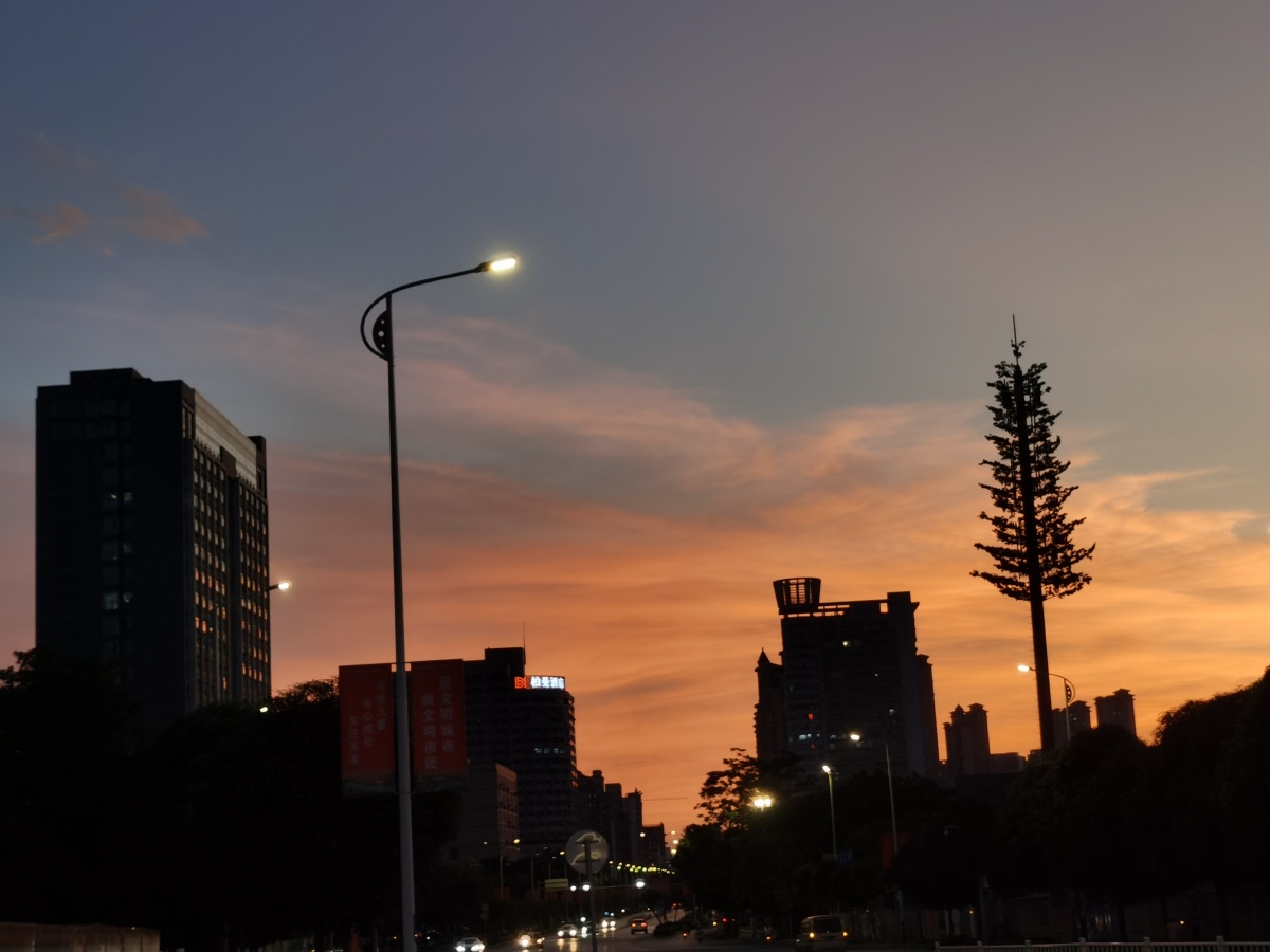 广西南宁绚丽晚霞2021年5月13日傍晚南宁市高新区科德科园路晚霞满天