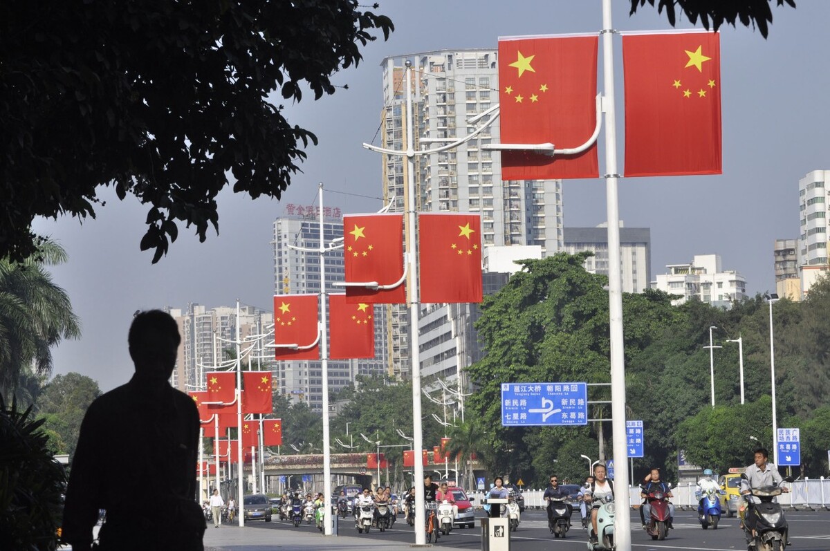 广西南宁街头:挂国旗迎"国庆"