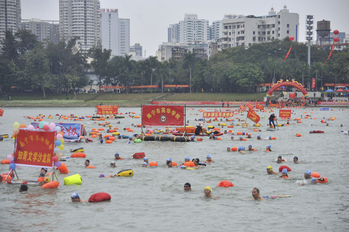 广西:3100名游泳爱好者冬泳"邕江"迎新年