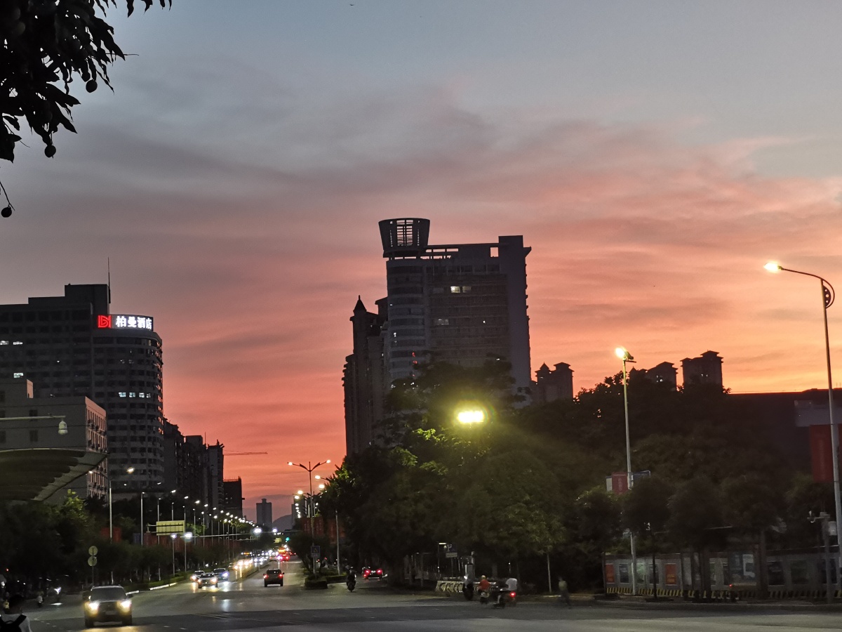广西南宁绚丽晚霞2021年5月13日傍晚南宁市高新区科德科园路晚霞满天