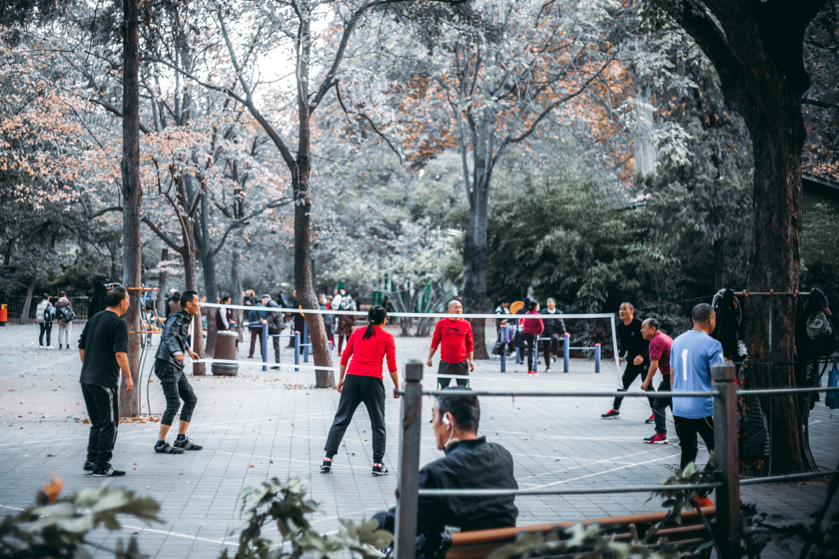 冬季公园运动踢键子健身