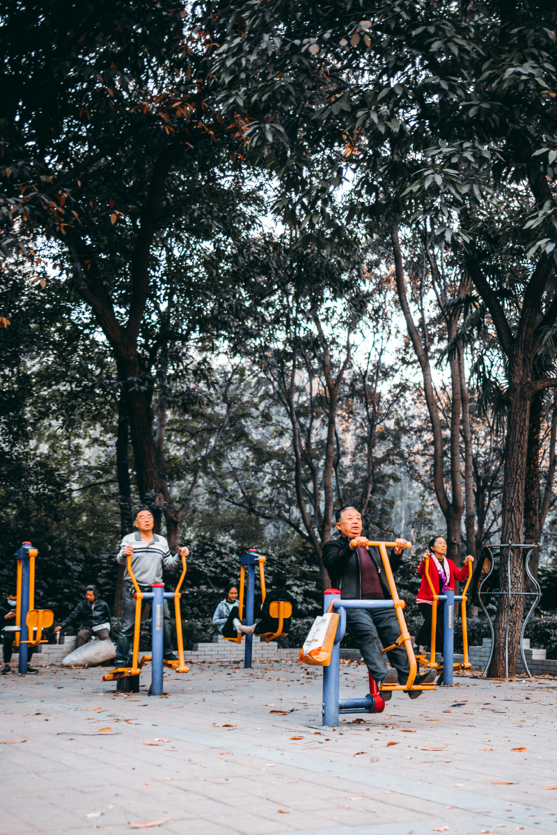 冬季公园运动踢键子健身