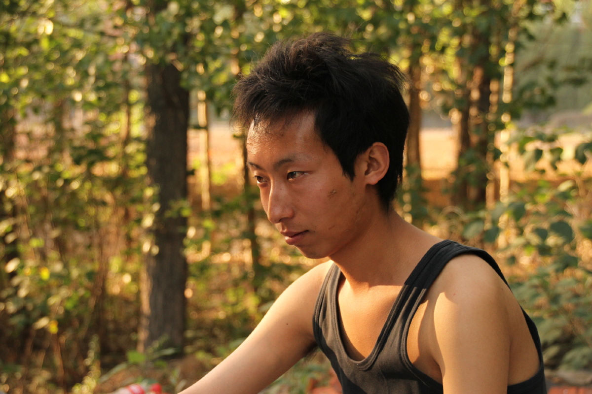 黝黑男孩