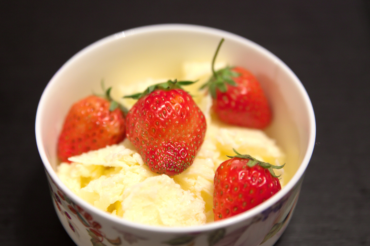 自己造鲜奶冰淇淋配青浦小草莓