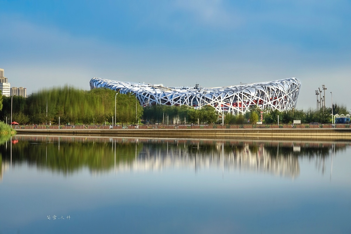 蓝天白云下的鸟巢