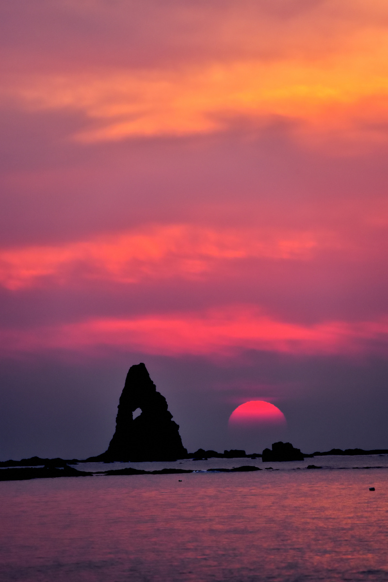 青岛石老人海水浴场日出,光彩夺目