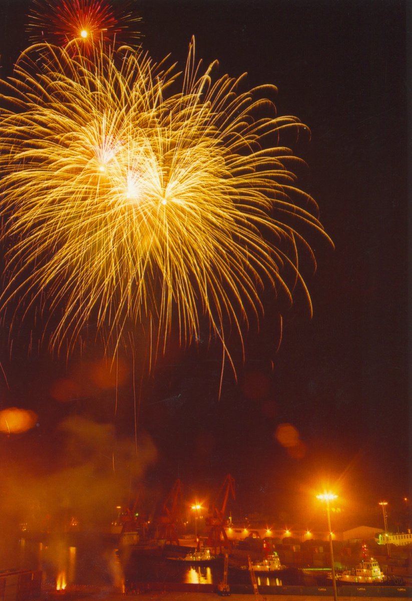 1999年青岛港为了庆祝千禧年在繁忙的码头上燃放礼花欢庆