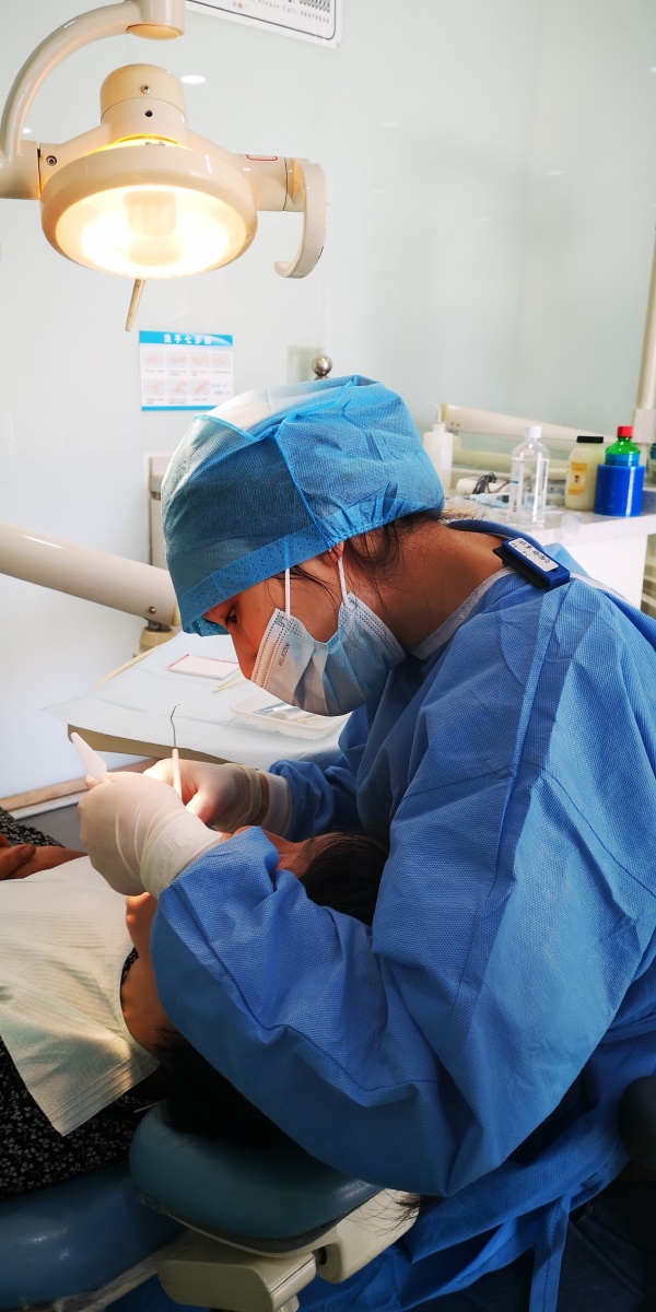 手机拍摄的牙科医生工作状态