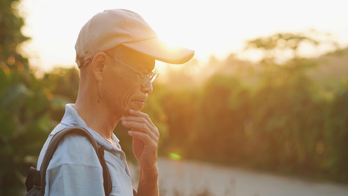 那天父亲的侧脸特别慈祥.