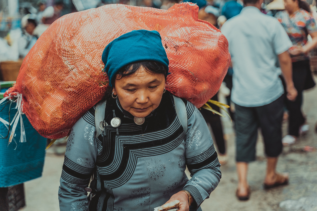 碰上赶集来看看哈尼族姑娘