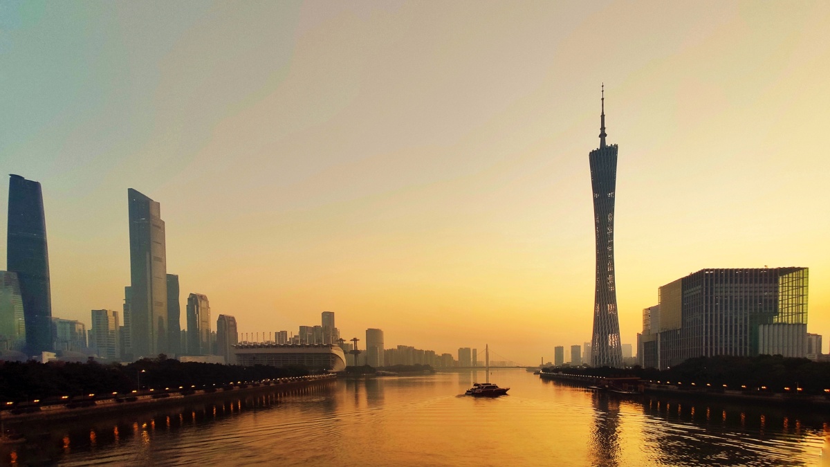 广州塔俗称小蛮腰中国第一高塔高600米在日出第一曙光的照耀下广州塔