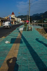 城市里司空见惯的步行方砖，舖在古镇甬道上。