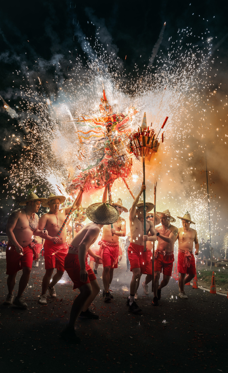 烧火龙广东潮汕正月的烟花火龙