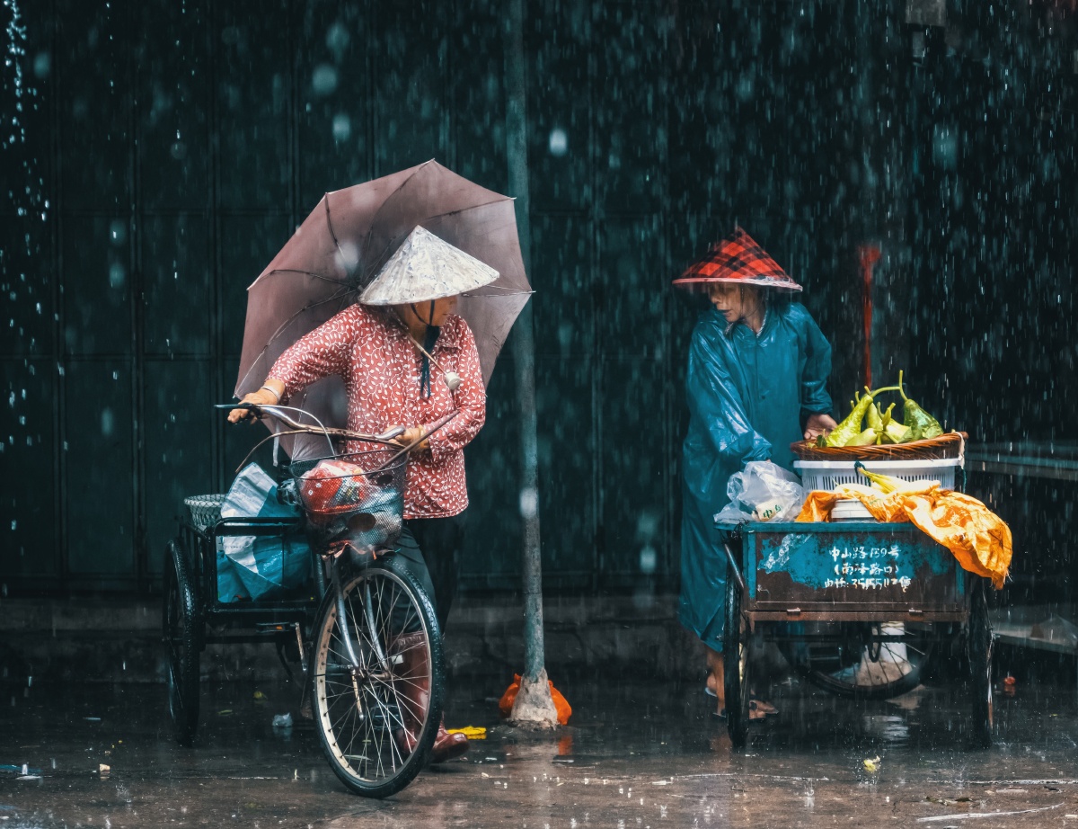 小城烟雨伞下人生记录家乡古城雨中百态从容慌张摄于福建漳州诏安
