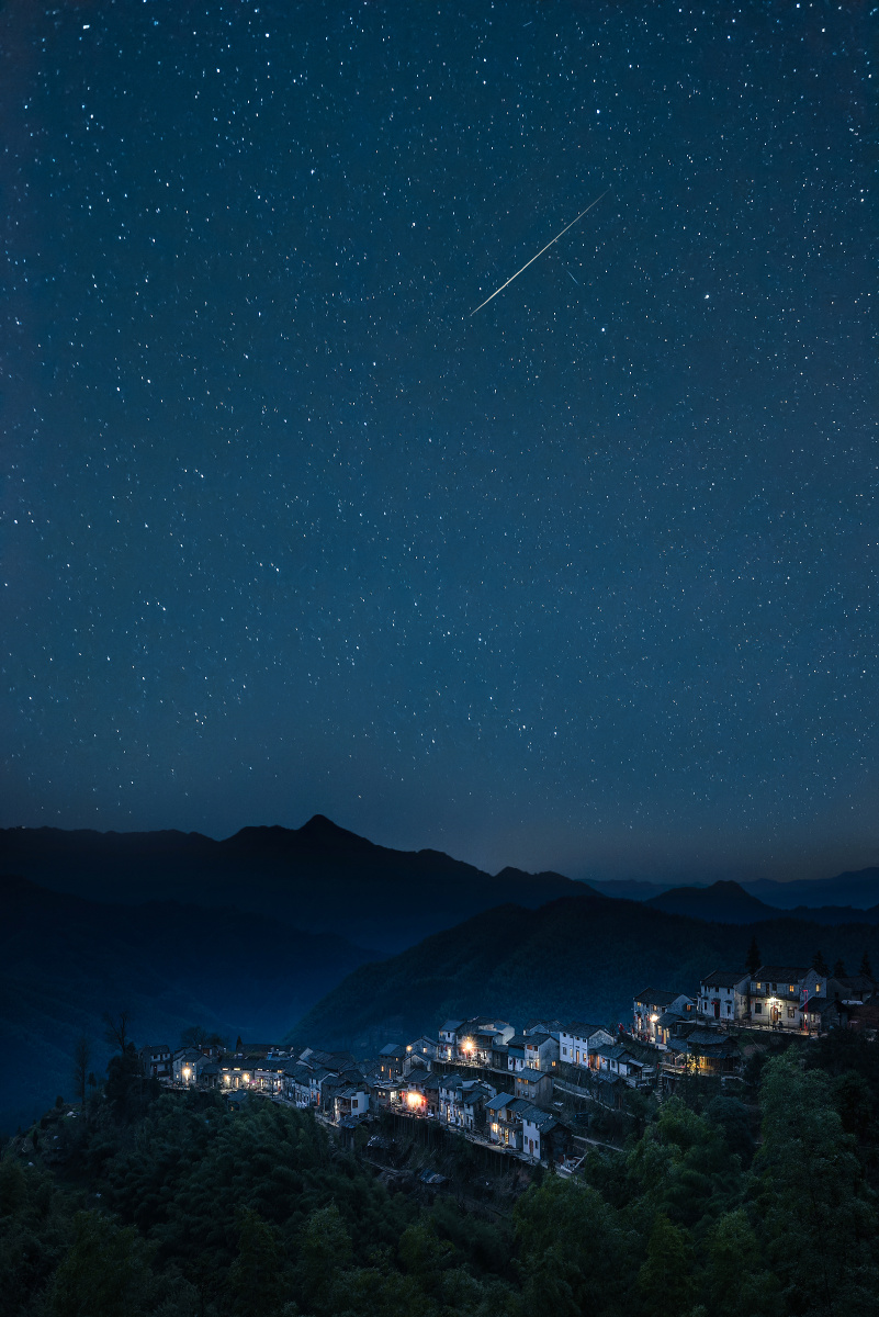 《山村的星夜》摄于皖南木梨硔.这季节因为银河位置不对,但这静谧夜空