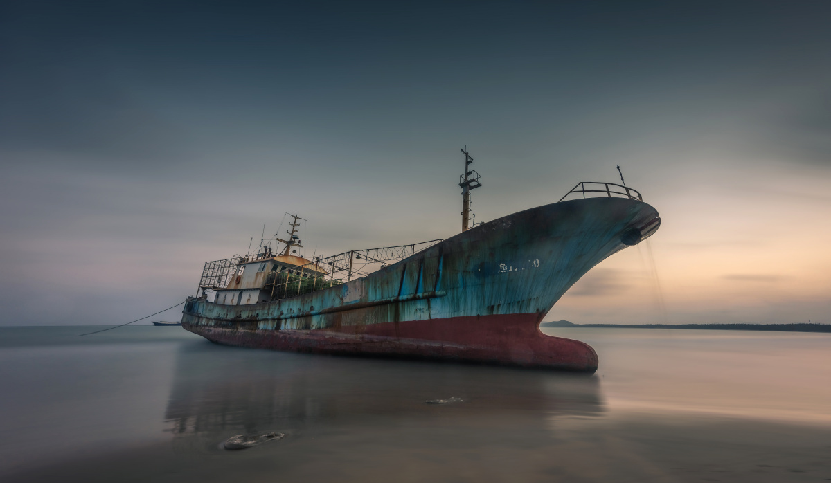 暮色中的搁浅船