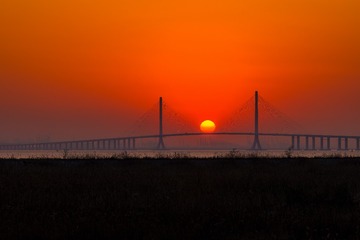 日落上海崇明长江大桥