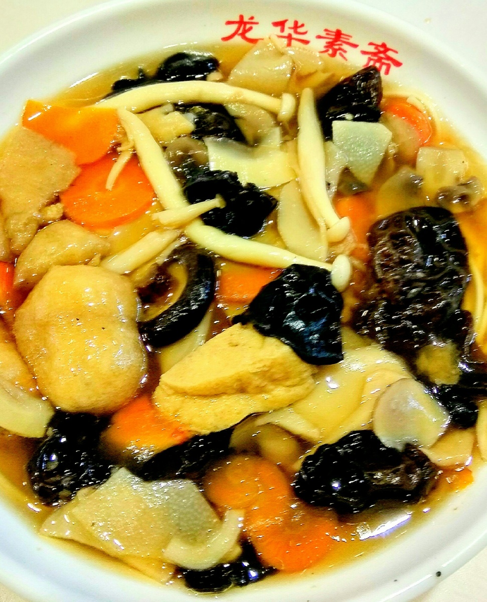 一年总要去几次龙华寺.走走看看听听.而后吃一碗素面便回.