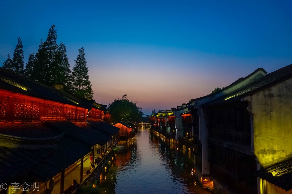 当时没有三脚架，夜景全靠三连拍堆叠……ps:桥的护栏是真的矮，人又超多，我能到这个位置来两张已经很幸运了～