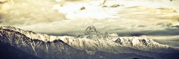 雅拉神山