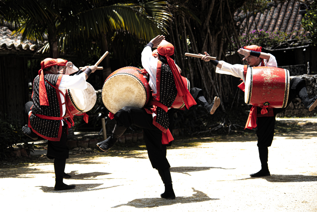 琉球传统舞蹈一静一动女子独舞舒缓精致男子鼓舞热情奔放
